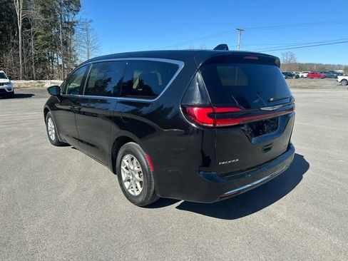 Used 2024 Chrysler Pacifica Touring-L FWD image 3