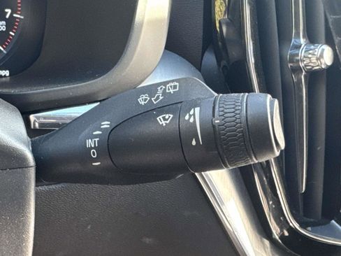 Used 2019 Volvo XC60 T5 Momentum w/ Multimedia Package image 25