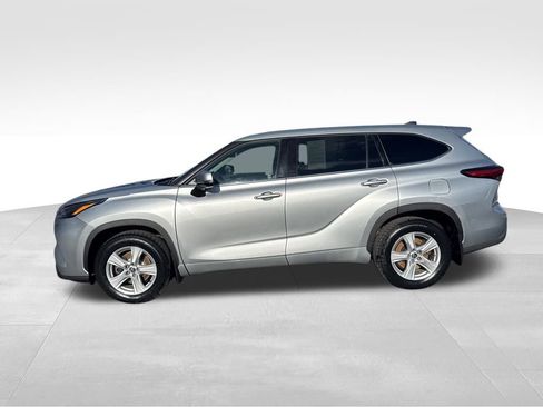 Used 2022 Toyota Highlander L image 2