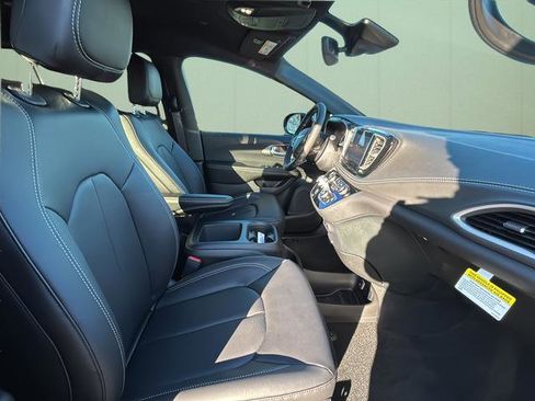 New 2026 Chrysler Pacifica Select image 40