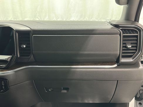 Used 2022 GMC Sierra 1500 SLE image 28