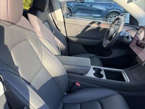 Used 2024 Tesla Model Y Long Range image 3