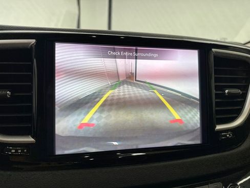Used 2023 Chrysler Pacifica Touring-L FWD image 32