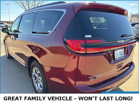 Used 2023 Chrysler Pacifica Limited image 4