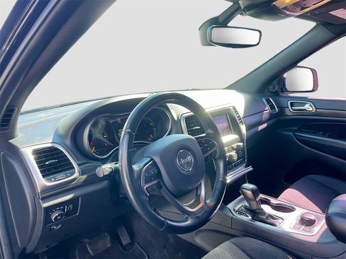 Used 2019 Jeep Grand Cherokee Laredo image 9