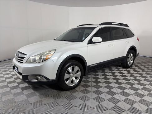 Used 2010 Subaru Outback 3.6R Limited image 3