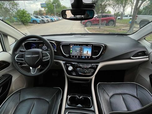 Used 2023 Chrysler Pacifica Limited FWD image 10