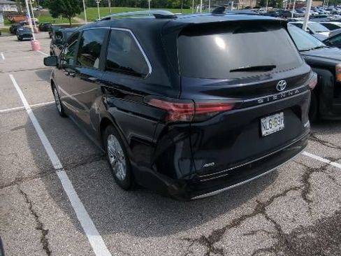 Used 2022 Toyota Sienna Platinum AWD/4WD image 13