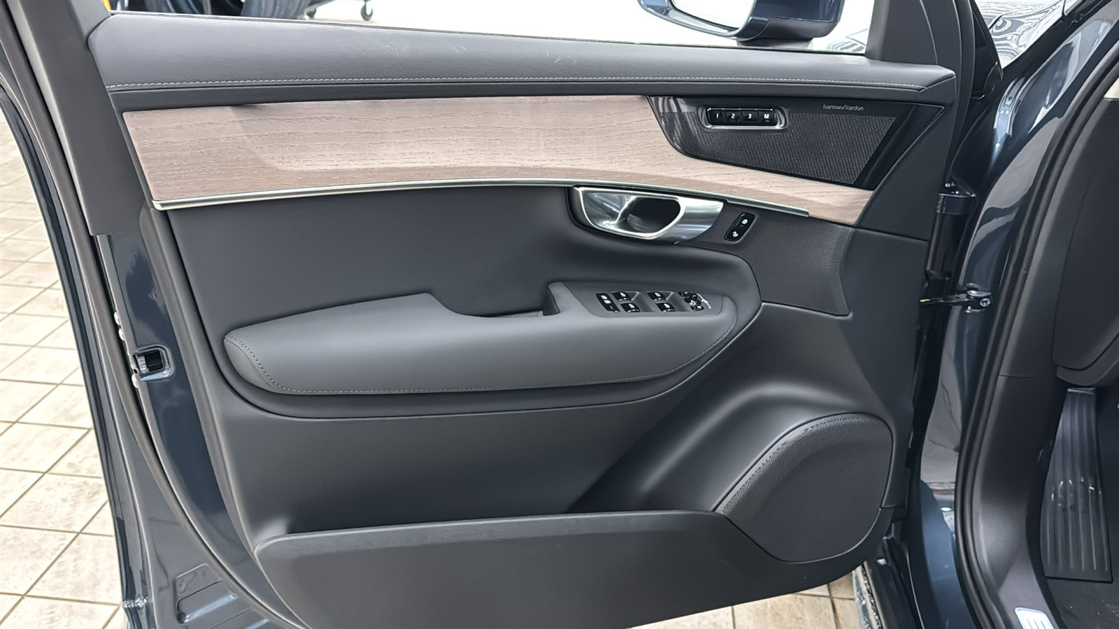 New 2026 Volvo XC90 T8 Plus w/ Protection Package Premier AWD/4WD image 21