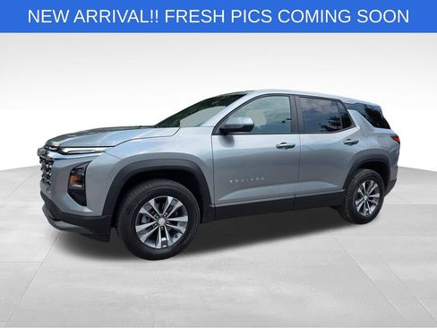 Used 2026 Chevrolet Equinox LT FWD image 2