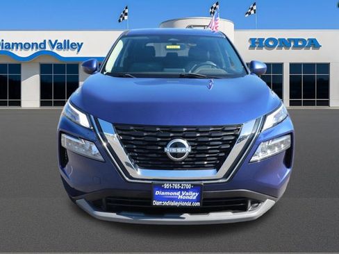 Used 2023 Nissan Rogue SV image 2