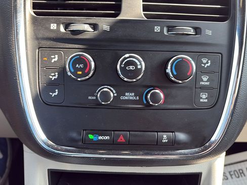 Used 2019 Dodge Grand Caravan SXT FWD image 12