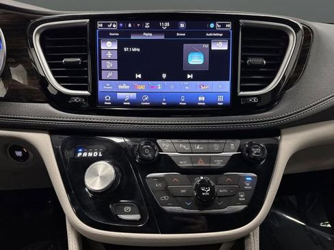 Used 2024 Chrysler Pacifica Limited w/ Trailer Tow Group image 9