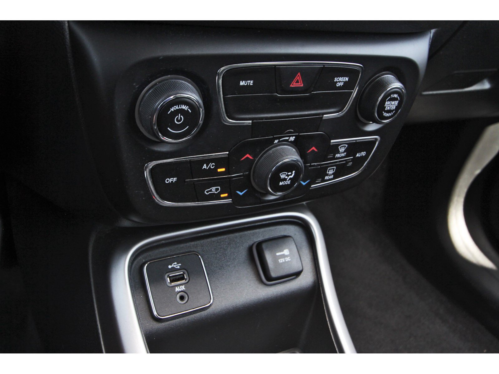 Used 2018 Jeep Compass Latitude w/ Popular Equipment Group FWD image 27