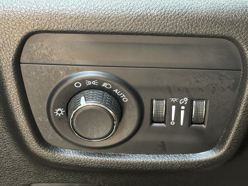 Used 2025 Jeep Grand Cherokee Laredo RWD image 26