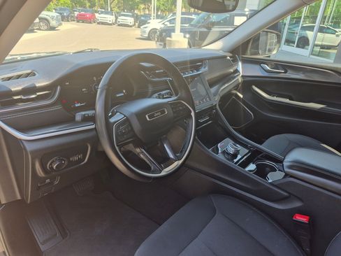 Used 2022 Jeep Grand Cherokee Laredo w/ Luxury Tech Group I AWD/4WD image 14
