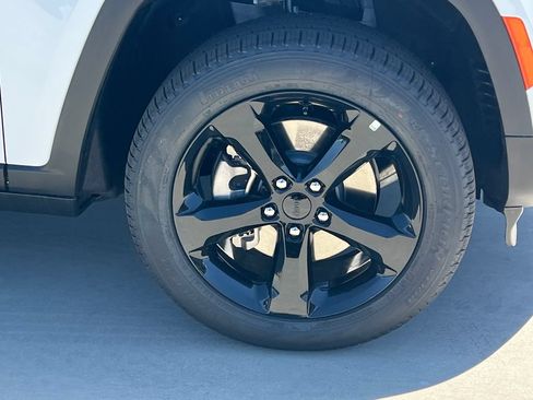 New 2026 Jeep Grand Cherokee L Limited w/ Limited Altitude Package AWD/4WD image 9