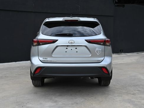 Used 2025 Toyota Highlander LE image 4