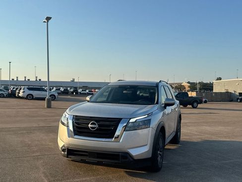 Certified 2025 Nissan Pathfinder SV FWD image 7
