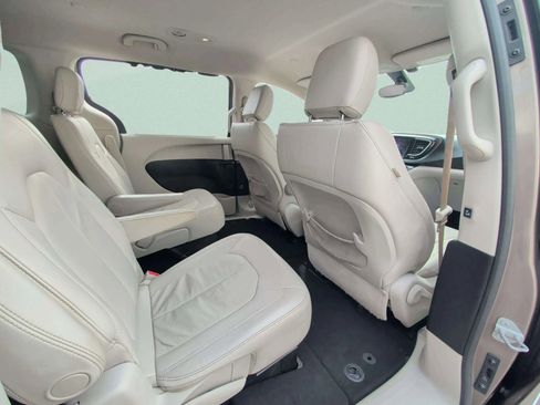 Used 2017 Chrysler Pacifica Touring-L image 25