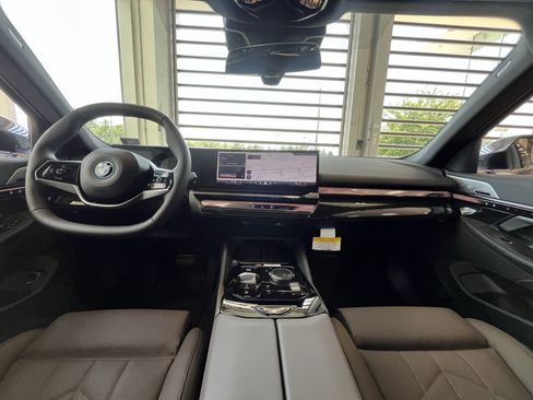 Used 2025 BMW i5 xDrive40 w/ Premium Package image 18