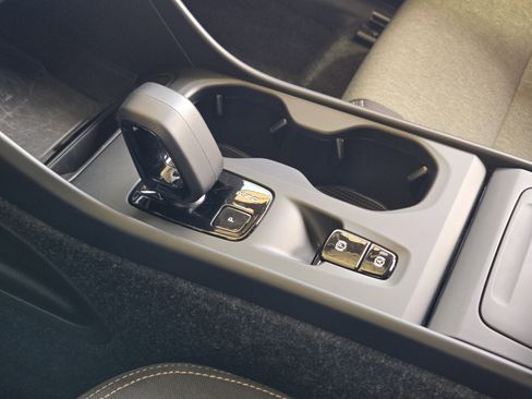 Used 2024 Volvo XC40 B5 Core image 28