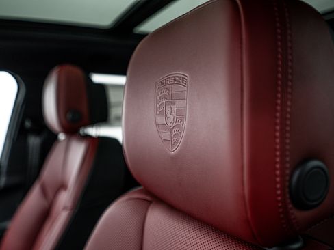 Certified 2025 Porsche Macan AWD/4WD image 19
