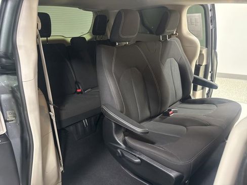 Used 2020 Chrysler Voyager L image 16