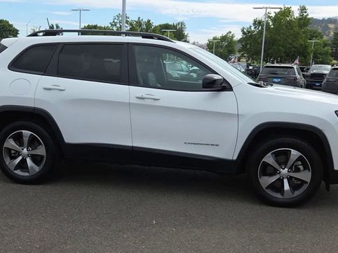 Used 2022 Jeep Cherokee Limited AWD/4WD image 9
