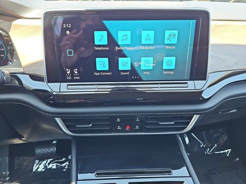 Certified 2024 Volkswagen Atlas SE FWD image 22