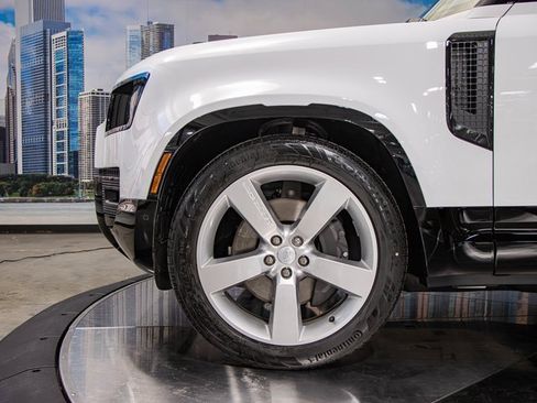 Used 2025 Land Rover Defender 130 X-Dynamic SE image 7