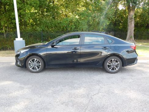 Used 2023 Kia Forte LXS w/ LXS Technology Package FWD image 8