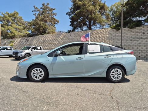 Used 2016 Toyota Prius Two FWD image 2
