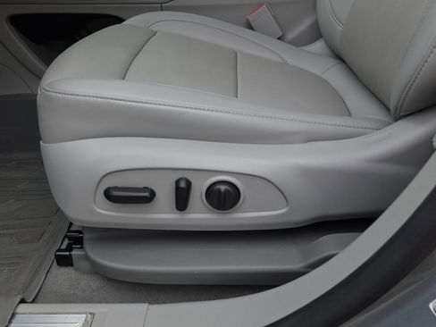 Used 2022 GMC Acadia SLT w/ Technology Package image 22