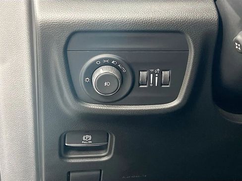 Used 2022 Jeep Grand Cherokee Limited w/ Luxury Tech Group II image 11