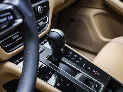 Certified 2025 Porsche Macan image 27