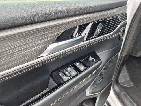 Used 2024 Jeep Wagoneer Series II w/ Flexible Seating Group RWD image 12