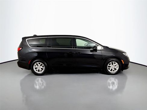 Used 2025 Chrysler Pacifica Select image 17