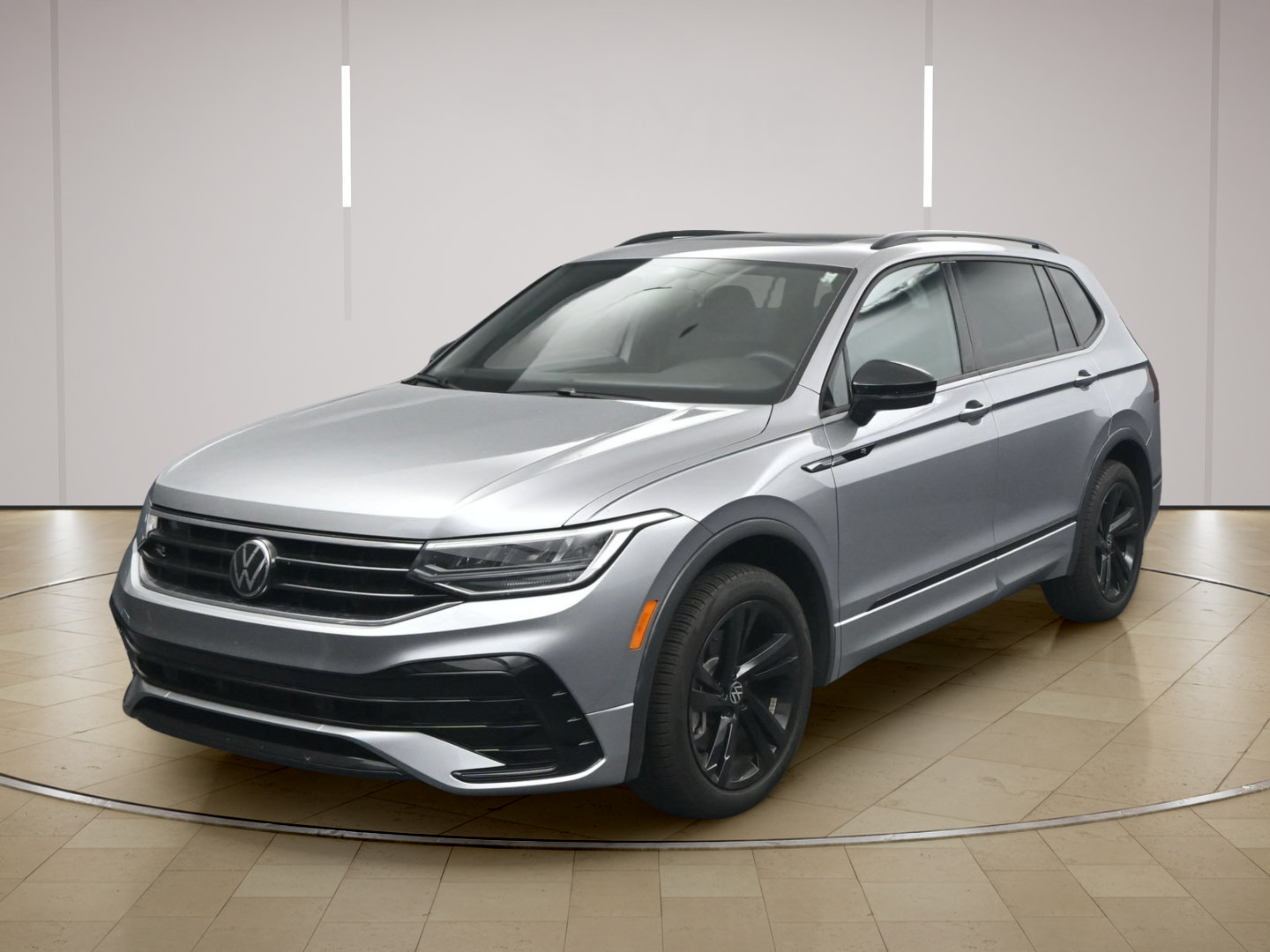 Used 2024 Volkswagen Tiguan SE R-Line FWD image 3