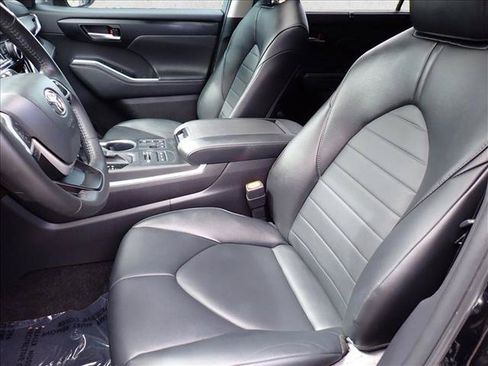 Used 2024 Toyota Highlander XLE AWD/4WD image 14