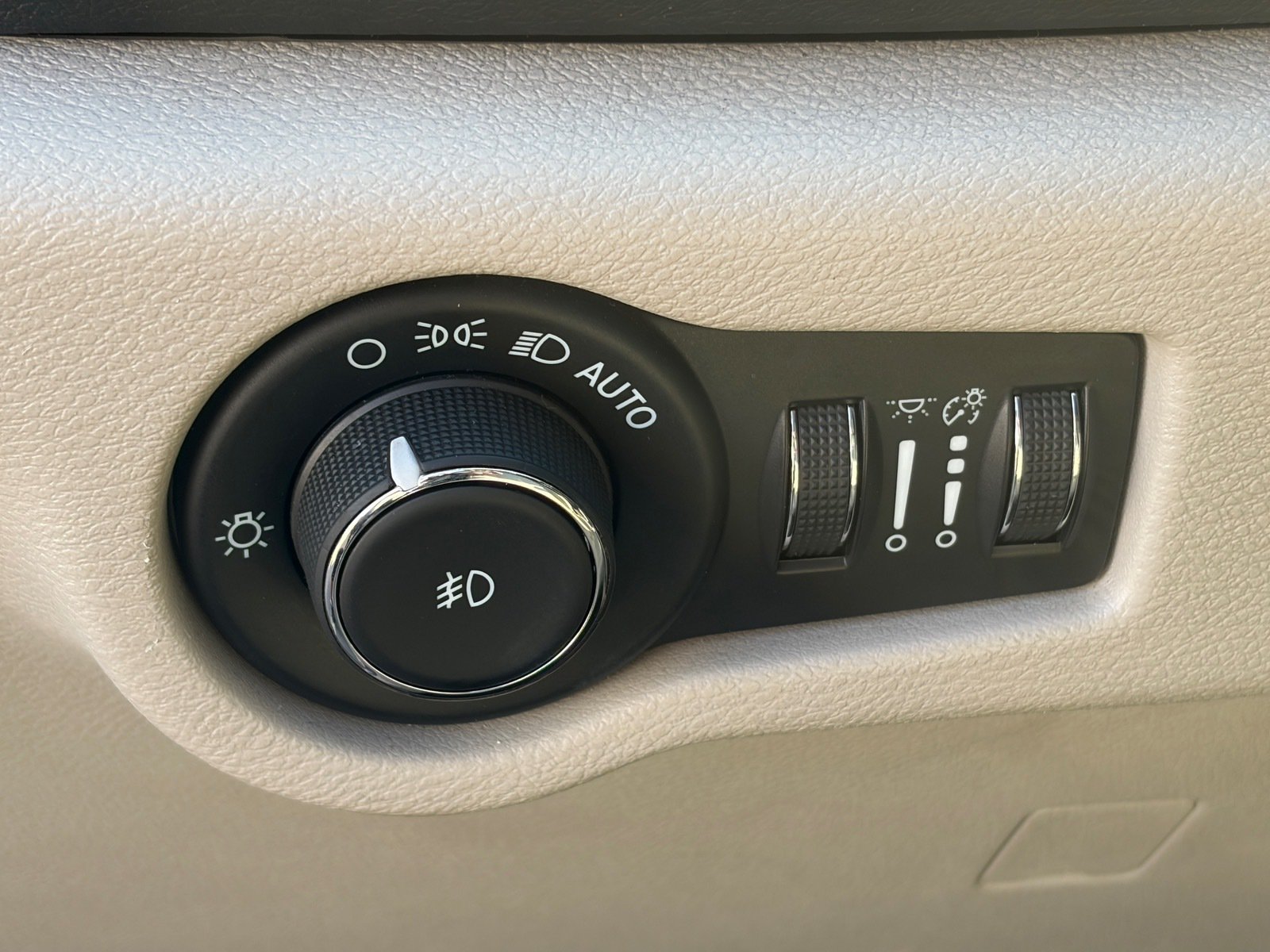 Used 2021 Chrysler Pacifica Touring-L FWD image 8