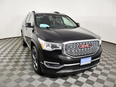 Used 2017 GMC Acadia Denali w/ Technology Package AWD/4WD image 3