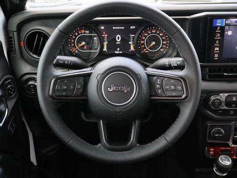 Used 2025 Jeep Gladiator Rubicon AWD/4WD image 14