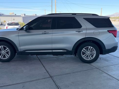 Used 2022 Ford Explorer XLT w/ Equipment Group 202A image 6