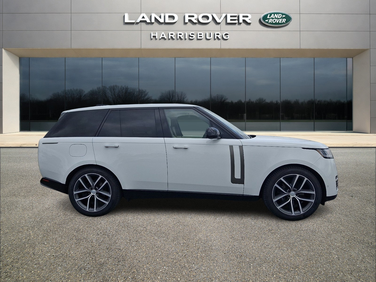 Used 2025 Land Rover Range Rover SE AWD/4WD image 5