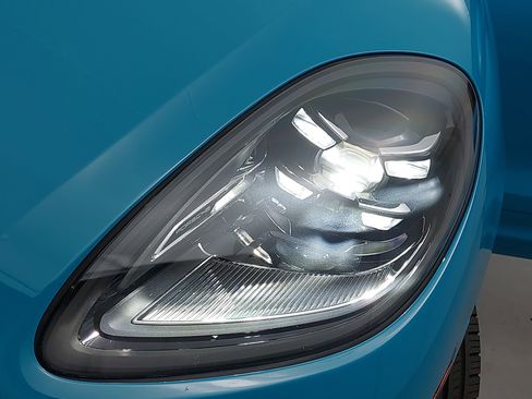 Used 2022 Porsche Macan w/ Premium Package Plus image 34