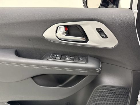 Used 2025 Chrysler Pacifica Limited FWD image 14
