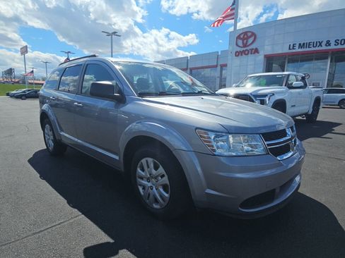 Used 2018 Dodge Journey SE w/ Connectivity Group FWD image 1