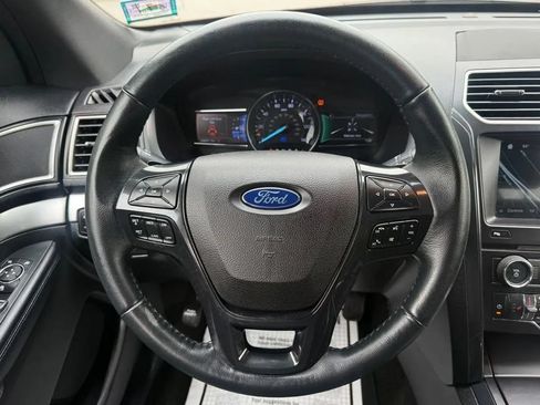 Used 2017 Ford Explorer XLT w/ Equipment Group 202A AWD/4WD image 19