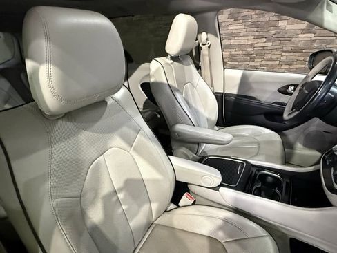 Used 2021 Chrysler Pacifica Limited w/ Premium & Safety Sphere Group image 3